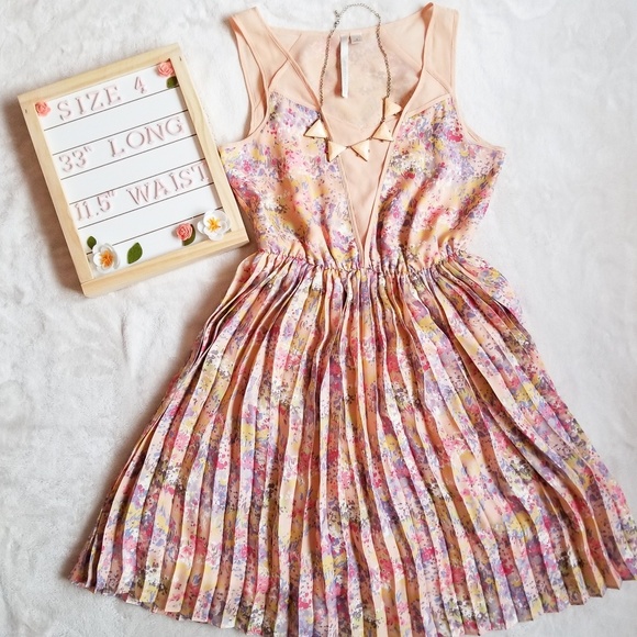 LC Lauren Conrad Dresses & Skirts - Lauren Conrad Floral Satin Pleated Dress